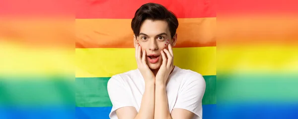 Närbild Vacker Brunett Homosexuell Man Vit Shirt Med Glitter Smink — Stockfoto