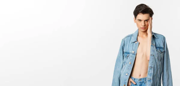 Çıplak Gövdesine Kot Ceket Giymiş Yakışıklı Küstah Bir Eşcinsel Yüzüne — Stok fotoğraf