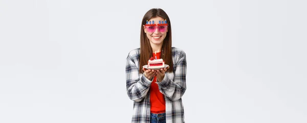 人々のライフスタイル 休日やお祝い 感情の概念 誕生日ケーキを保持しているメガネで陽気なかわいい女の子 お祝いB 作る願いが点灯キャンドルを吹く 白の背景 — ストック写真