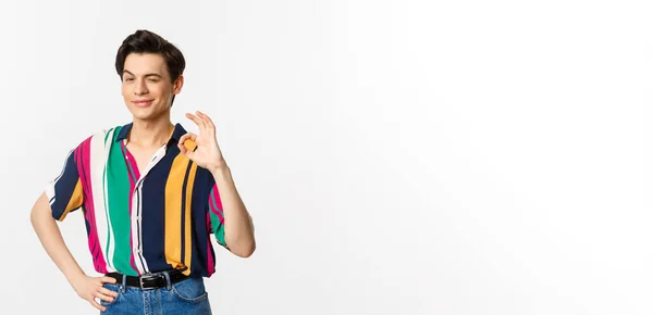 Confiado Joven Andrógino Mostrando Signo Bien Aprobar Estar Acuerdo Sonriendo — Foto de Stock