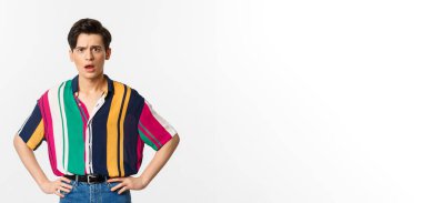 Kafası karışmış ve üzgün genç bir adamın beyaz arka planda hayal kırıklığına uğramış bir şekilde kameraya bakması..