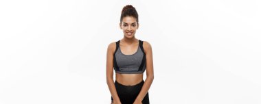 Sağlıklı ve Fitness konsepti. Spor için hazır spor elbiseli güzel Amerikalı Afrikalı bayan. Beyaz arkaplanda izole