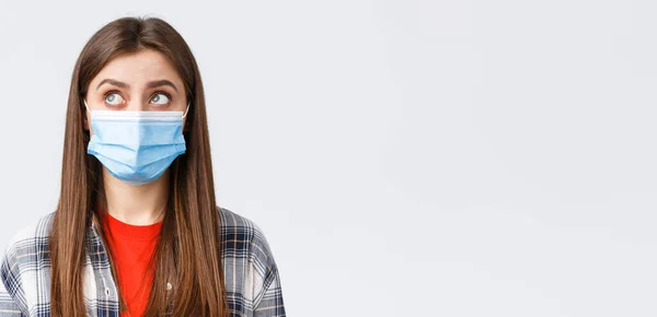Coronavirus Salgını Karantina Sosyal Mesafeler Duygu Kavramı Medikal Maskeli Düşünceli — Stok fotoğraf