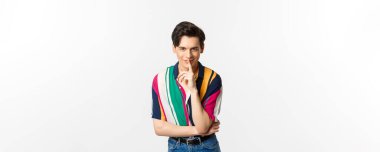 Genç yakışıklı adamın portresi sürpriz, sükunet ve gülümseme hazırla, sırlarını anlat, beyaz arka planda dur..