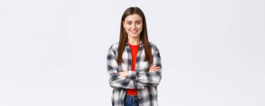 Yaşam tarzı, farklı duygular, boş zaman aktiviteleri konsepti. Neşeli, genç, beyaz bir kız. Günlük gömlekli, çapraz kollu, mutlu, beyaz bir geçmişi var..