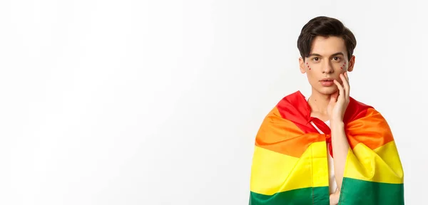 Bela Jovem Gay Homem Vestindo Lgbt Orgulho Bandeira Glitter Rosto — Fotografia de Stock