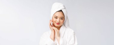 Bornozlu mutlu bir Asyalı kadının portresi. Beyaz arka planda izole edilmiş.