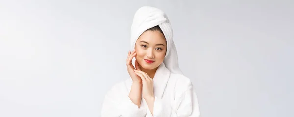 穿着浴衣的年轻快乐的亚洲女人的画像 与白色背景隔离 — 图库照片