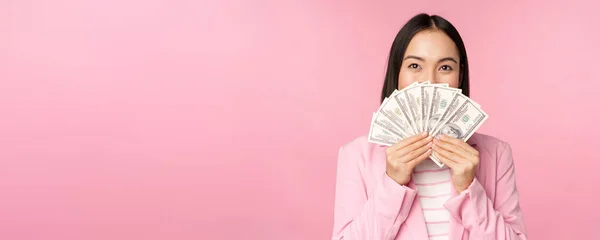 Szczęśliwa Azjatycka Dama Garniturze Pieniędzmi Dolary Zadowoloną Miną Stojąca Nad — Zdjęcie stockowe