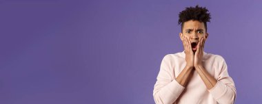 Tanrım, bu korkunç. Şok olmuş, nutku tutulmuş ve endişeli genç adamın portresi merhameti ifade eder. Arkadaşının başının belada olduğunu öğrenir, nefes nefese kalır, ağzını açar ve korkmuş kameraya bakar, sarsılmış bir şekilde yüzüne bakar..