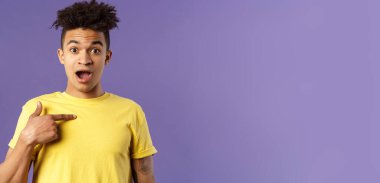 Kim ben, hayatta olmaz. Şaşırmış, mutlu, sevinçli genç bir adamın portresi. İnançsızlıklarla bakan, tüm adaylar arasından seçilmiş, ağzı açık, büyülenmiş, mor arka planı olan bir adam..