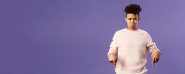 Hüzünlü ve hayal kırıklığına uğramış, hıçkıra hıçkıra ağlayan, kıskançlık ve kıskançlıktan ağlayan bir adamın portresi..