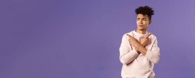 Sorunlu, kararsız, yakışıklı genç bir adamın portresi. Mezuniyetten sonra ne yapacakları, yana bakmaları, yan bakmaları, sol ve sağ varyantları göstermeleri, seçim yapamazlar..