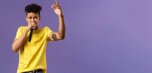 Портрет Молодого Беззаботного Дерзкого Хипстера Татуировками Желтая Футболка Выступающая Перед — стоковое фото