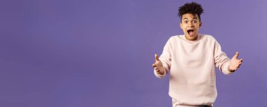 Şaşırmış genç bir adamın portresi elini uzattı. Arkadaşına sarıldı. Onu sokakta gördü..