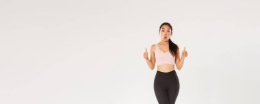 Aktif giyimde tam uzunlukta hayran ve etkilenmiş bayan sporcu, onaylama ve merak gösterme, harika egzersiz programı, fitness eğitim uygulaması veya spor salonu üyelik fiyatları övgü.