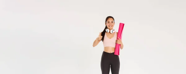 Full Längd Glad Nöjd Smal Asiatisk Flicka Med Fitness Gummi — Stockfoto