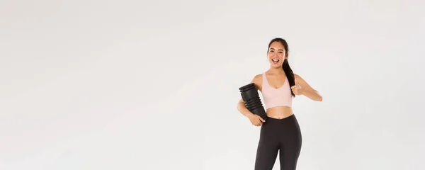 Volledige Lengte Van Tevreden Glimlachende Aziatische Vrouwelijke Trainingstrainer Fitnessmeisje Sportkleding — Stockfoto