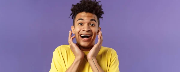 Närbild Porträtt Extremt Glad Entusiastisk Ung Man Hör Fantastiska Nyheter — Stockfoto