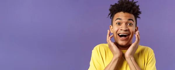 Close Retrato Extremamente Feliz Jovem Entusiasta Ouvir Notícias Fantásticas Olhando — Fotografia de Stock