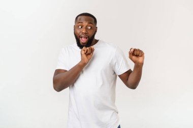 Beyaz arka plan üzerinde izole gerçekleştirme Afrikalı-Amerikalı hip hop dans