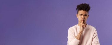 Biraz saygı göster. Sinirli ve sinirli, hoşnutsuz, genç İspanyol bir adamın portresi. Sessiz olun diyor, çok gürültü yapan birine şşşş yapıyor, işaret parmağını çatık suratlı, azarlayan birinin üzerine koyuyor..