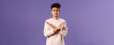 Bıkkın genç adamın portresi bu ilişkiyi bitirmek için güçlü iradesini ifade ediyor, ellerini göğsünün üstüne koyuyor, bu kadar somurtma, somurtma, ciddi bakma, katılmama ve eylemi yasaklama yeter..