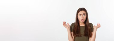 Şaşırmış ve ağzı açık bir şekilde kafasını tutan güzel bir kızın yakın plan portresi. Beyaz arkaplan.