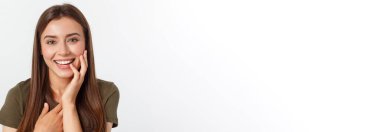 Portreli, neşeli, dışa dönük bir kadın yüksek sesle gülmeyi sever duygularını gizlemez kıkırdayan, kıkırdayan, kıkırdayan, gülümseyen, gülümseyen, beyaz arka plan..