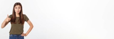 Güzel genç bir kadının baş parmak işareti gösteren yakın plan portresi. Beyaz arkaplanda izole et