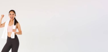 Spor, spor salonu ve sağlıklı vücut konsepti. Tam uzunlukta teşvik edilmiş ve motive olmuş Asyalı esmer kız fitness antrenmanına, yumruk tokuşturmaya ve sevinçle bağırmaya hazır ol, antrenman uygulaması ile amacına ulaş.