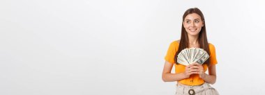 Beyaz arka plan üzerinde izole para tutan genç iş kadını