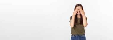 Kapalı fotoğraf güzel kadın kolları kaldırıldı saklanıyor korku dolu gözler yüz ifadesi korku filmi gerilimlerden nefret ediyor