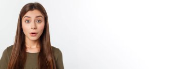 Ağzı açık gülümseyen ve avuçları açık güzel beyaz bir kadın..