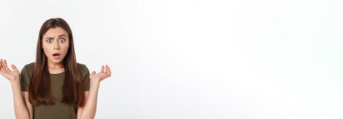 Şaşırmış ve ağzı açık bir şekilde kafasını tutan güzel bir kızın yakın plan portresi. Beyaz arkaplan.