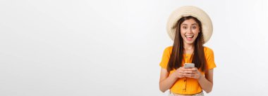 Akıllı telefon kullanan mutlu, genç beyaz bir kadın.