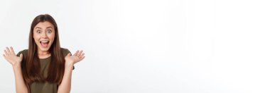 Şaşırmış ve ağzı açık bir şekilde kafasını tutan güzel bir kızın yakın plan portresi. Beyaz arkaplan.