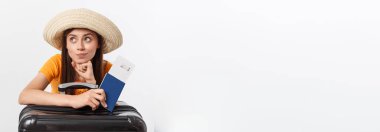 Seyahat konsepti. Pasaport ve bavul taşıyan güzel bir genç kadının stüdyo portresi. Beyazda izole edilmiş.