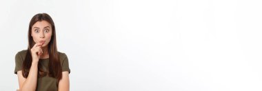 Şaşırdım. Kadın yana bakıyor. Heyecandan yana bakan mutlu genç bir kadın. Gri arka planda Asyalı ve beyaz ırk beyaz kadın modeli.