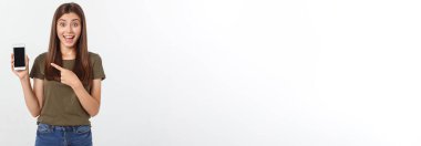 Akıllı Telefonu Tutan Kız - Güzel gülümseyen kız akıllı telefonu tutuyor.