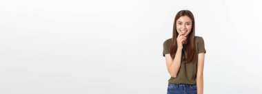 Gülen mutlu kadın. Mükemmel bir gülüşle gülümseyen yakın plan, gri arka plan. Olumlu insani duygu.