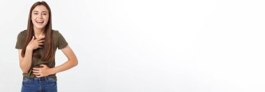 Gülen mutlu kadın. Mükemmel bir gülüşle gülümseyen yakın plan, gri arka plan. Olumlu insani duygu.