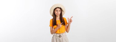 Genç ve güzel bir kadın mutsuz ve stresli görünüyor, intihar jesti elle silah işareti yapıyor, kopyalama alanını işaret ediyor.