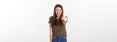 Çekici gülümseme portresi. Genç kız, parmağını göstererek gül, yeşil gömlek, beyaz diş, kahverengi uzun saç, beyaz arka planda izole edilmiş.