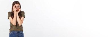 Kapalı fotoğraf güzel kadın kolları kaldırıldı saklanıyor korku dolu gözler yüz ifadesi korku filmi gerilimlerden nefret ediyor