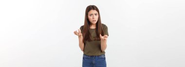 Şüpheli bir görünümü olan ve beyaz tenha bir geçmişi olan bir kız.