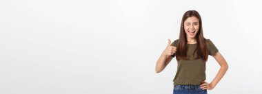 Güzel genç bir kadının baş parmak işareti gösteren yakın plan portresi. Beyaz arkaplanda izole et