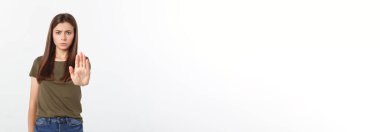 Kameranın önünde dur işareti yapan genç bir kadının portresi