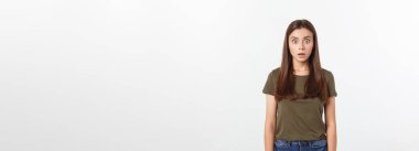 Dili tutulmuş, şok olmuş ve kızgın bir kadın, sessizliğini ve yanlış anlaşılmalarını ifade ediyor, korkmuş. Gri arkaplan üzerinde izole.