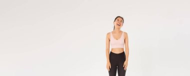 Spor, spor salonu ve sağlıklı vücut konsepti. İsteksiz ve mızmız Asyalı tatlı esmer kız antrenmana gitmek istemiyor, ağlıyor ve şikayet ediyor. Spor yaptıktan sonra kendini yorgun hissediyor..